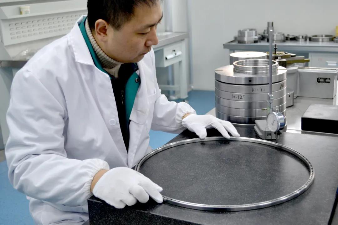 洛(luò)陽彙工研(yán)制出大型不鏽鋼薄(báo)壁軸承
