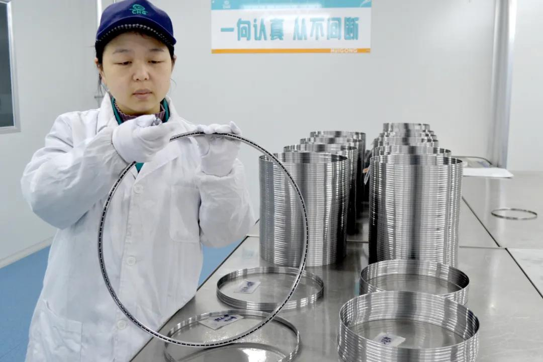 洛(luò)陽彙工研制出大型不鏽(xiù)鋼薄(báo)壁軸(zhóu)承